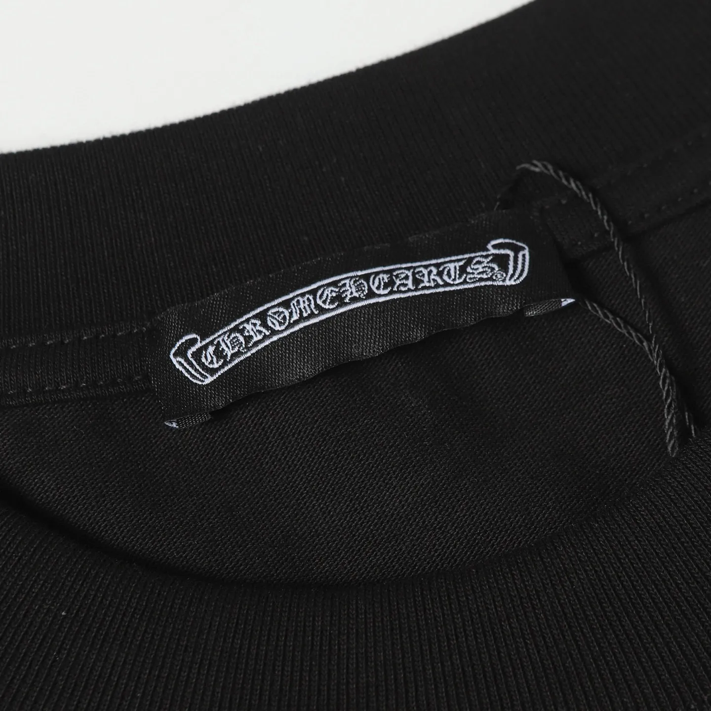 🅿️170 Chrome hearte/Chrome heart ch 25ss early spring Sanskrit horseshoe print short-sleeved T-shirt. A must-have item for daily commuting for men and women in light luxury. The correct version is welcome to compare. Detailed features: ·280g 100% cotton double yarn jersey fabric. ·Custom-dyed in the same cylinder, special thickened 32 pieces double-strand 1x1 thread. ·Double-needle cross-stitch technology. ·Original main mark washed tag. Color: black white. Size: XS-L